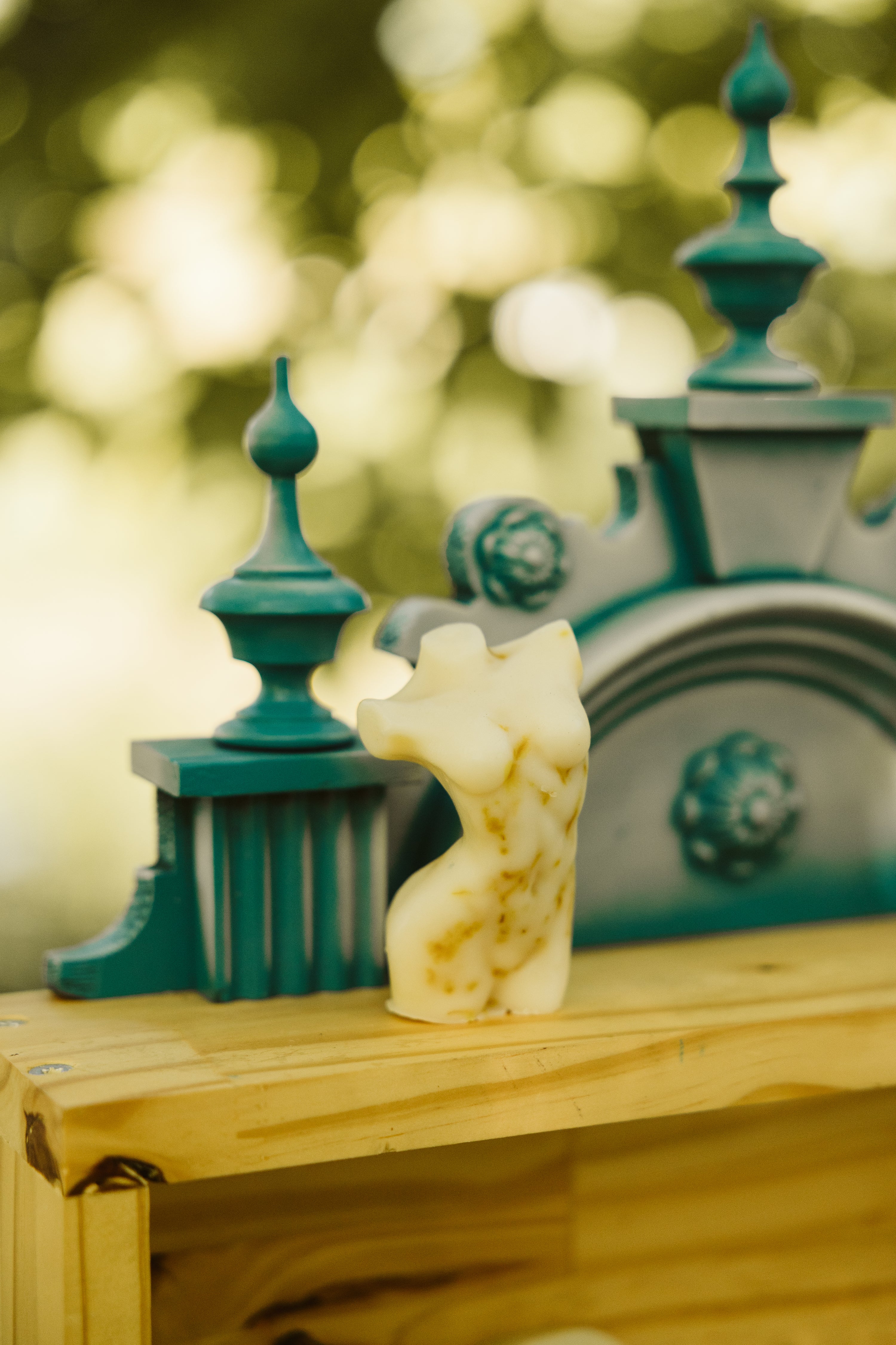 Savon surgras au lait et calendula en forme de buste de femme - Les Petits Savons