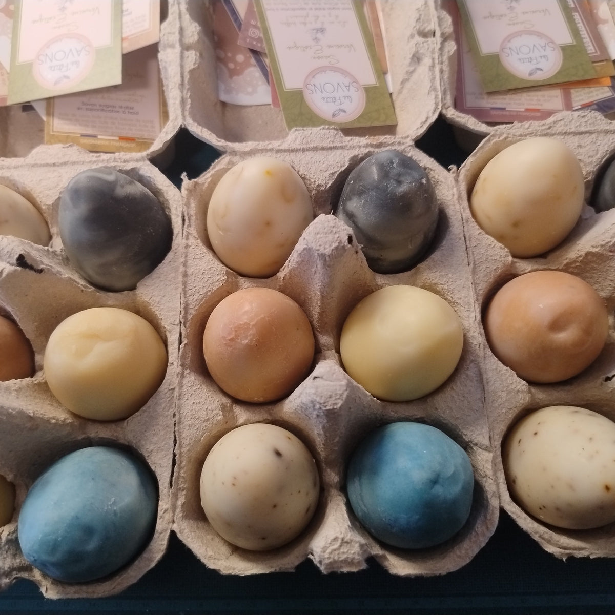 Savon naturel en forme d'oeuf dans boite à oeufs