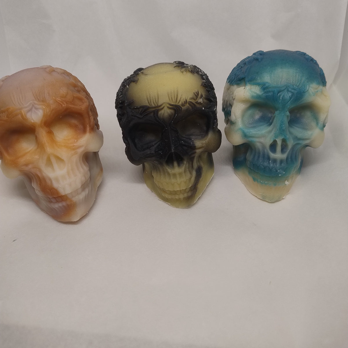 Gamme de Savons naturels surgras en forme de tete de mort avec couronne - les petits savons