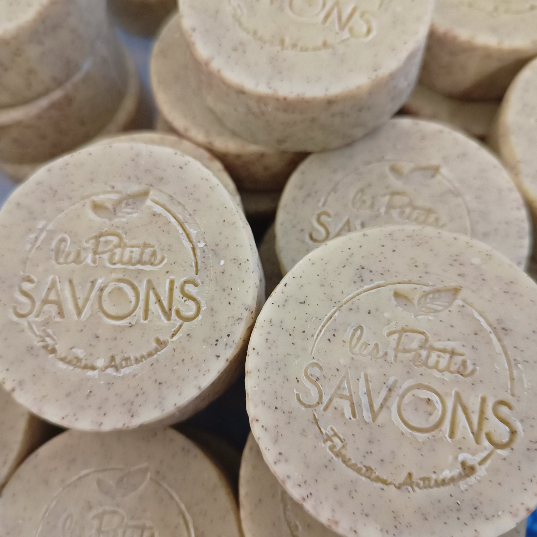 savon naturel surgras poivre gommant rond forme savonnette - Les Petits Savons