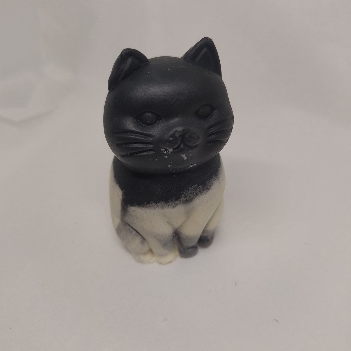 Savon naturel surgras en forme de chat avocat et charbon - Les Petits Savons