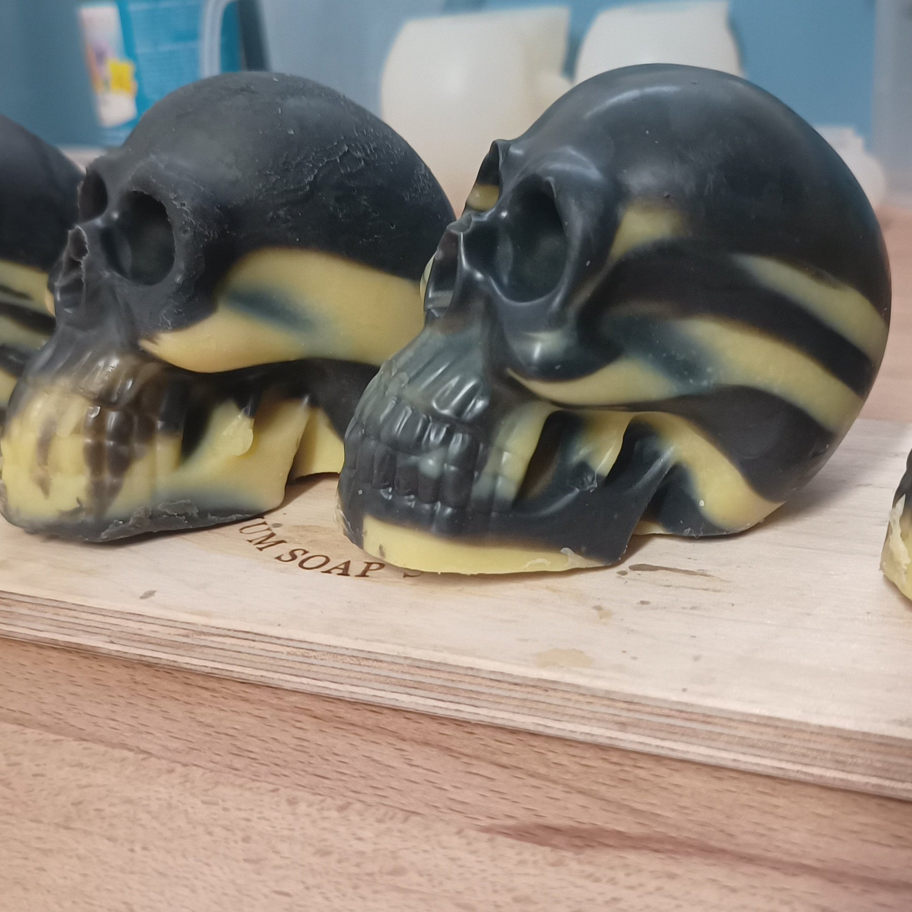 Savon surgras naturel avocat et charbon forme tete de mort - Les Petits Savons