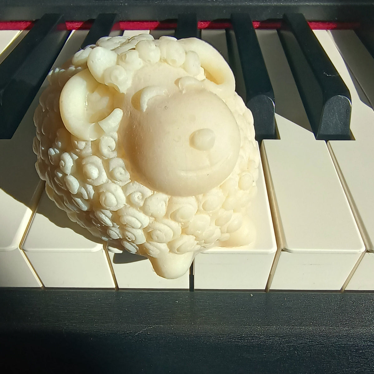 Savon naturel surgras en forme de mouton