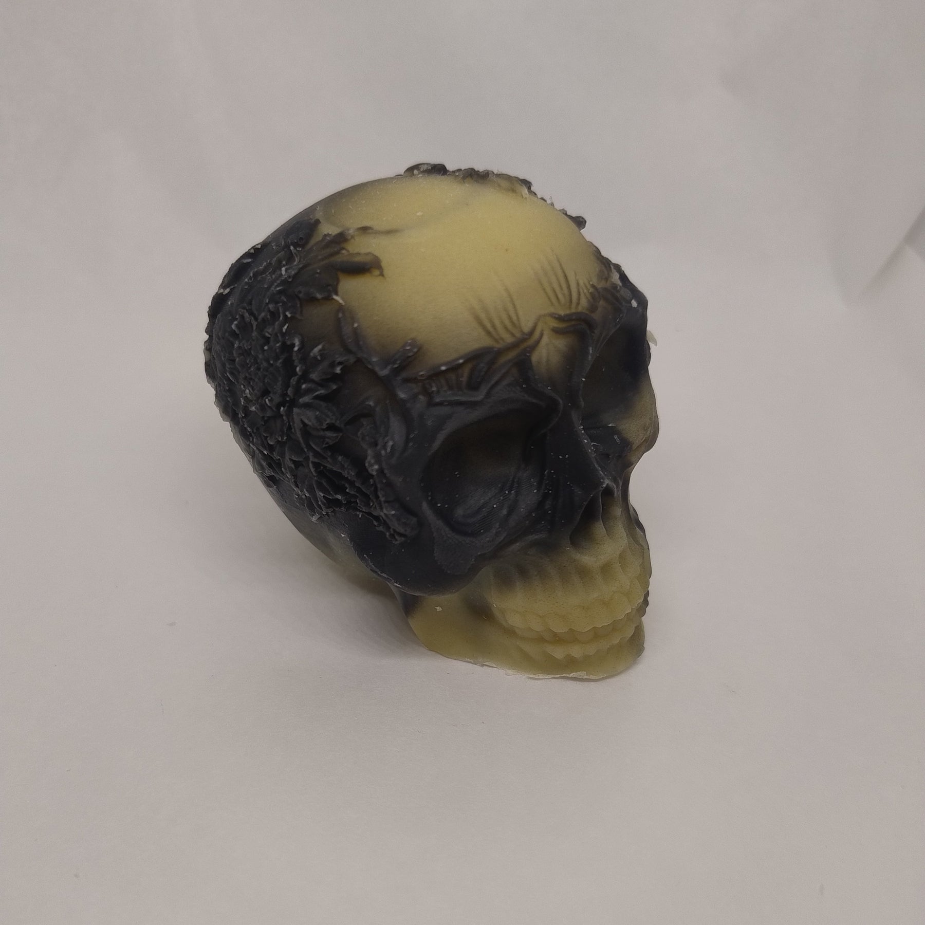 Savon naturel surgras avocat et charbon en forme de tete de mort avec une couronne de fleurs - Les Petits Savons