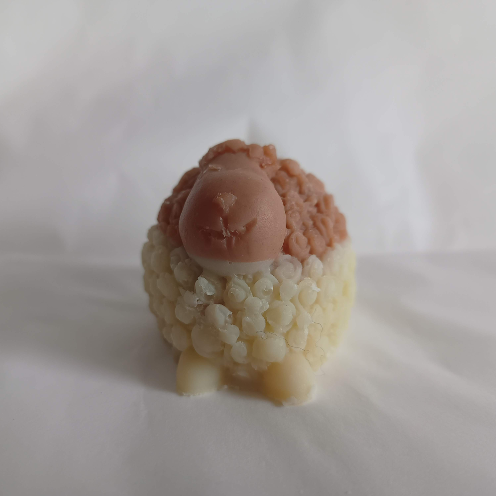 savon naturel surgras sans huile essentielle amande douce et argile forme mouton - Les Petits Savons