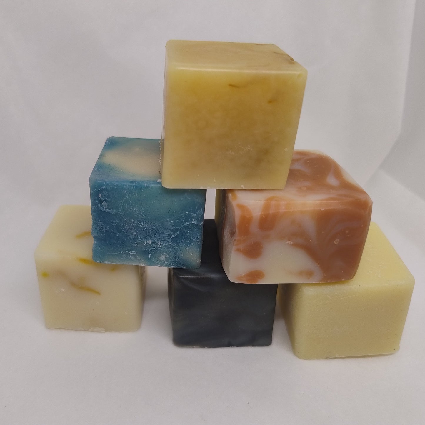 Savons naturels surgras en forme de cube en coffret