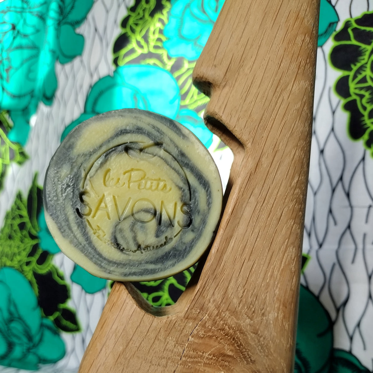 savon surgras naturel savonnette forme ronde avocat et charbon - Les Petits Savons