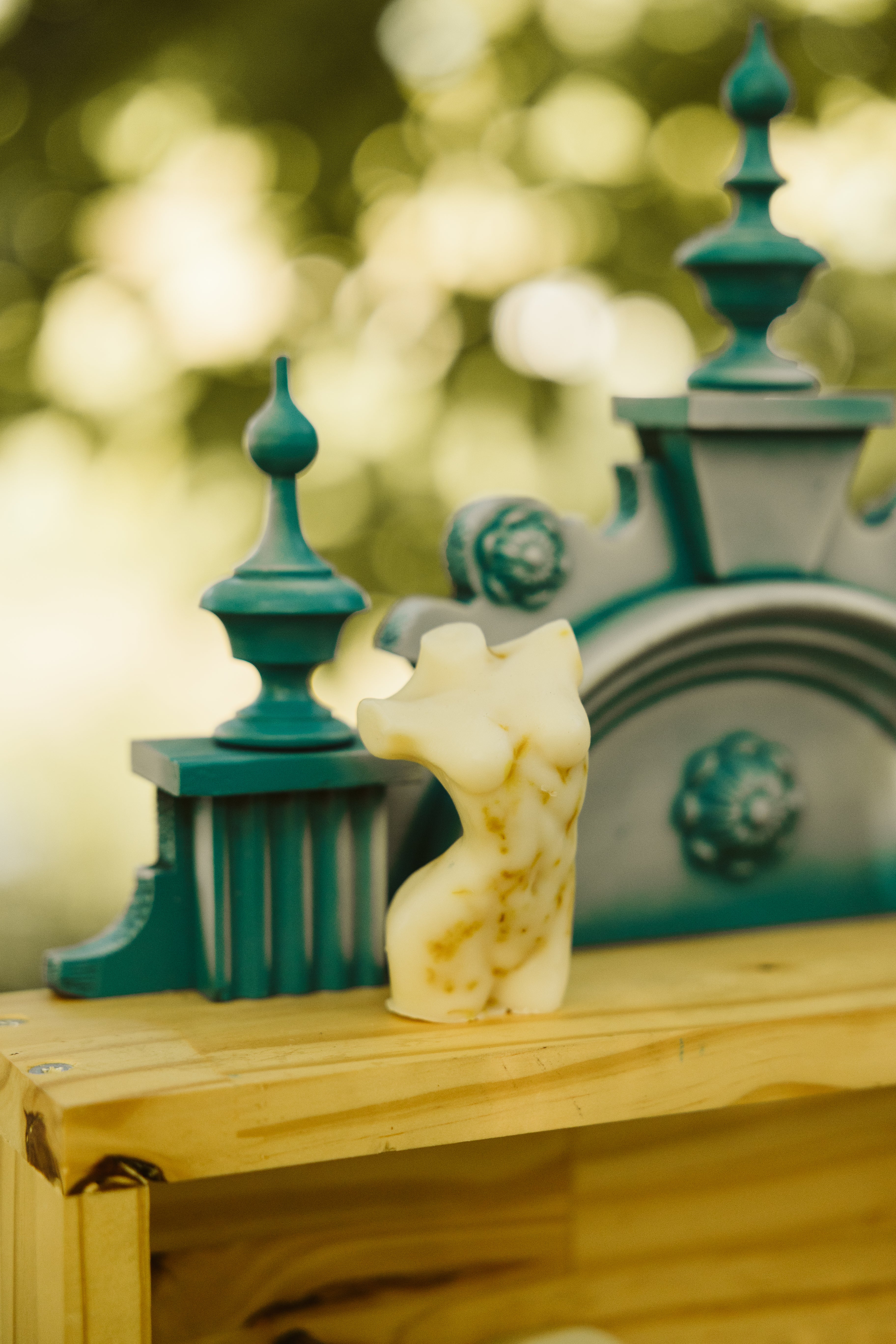 Savon surgras au lait et calendula en forme de buste de femme - Les Petits Savons