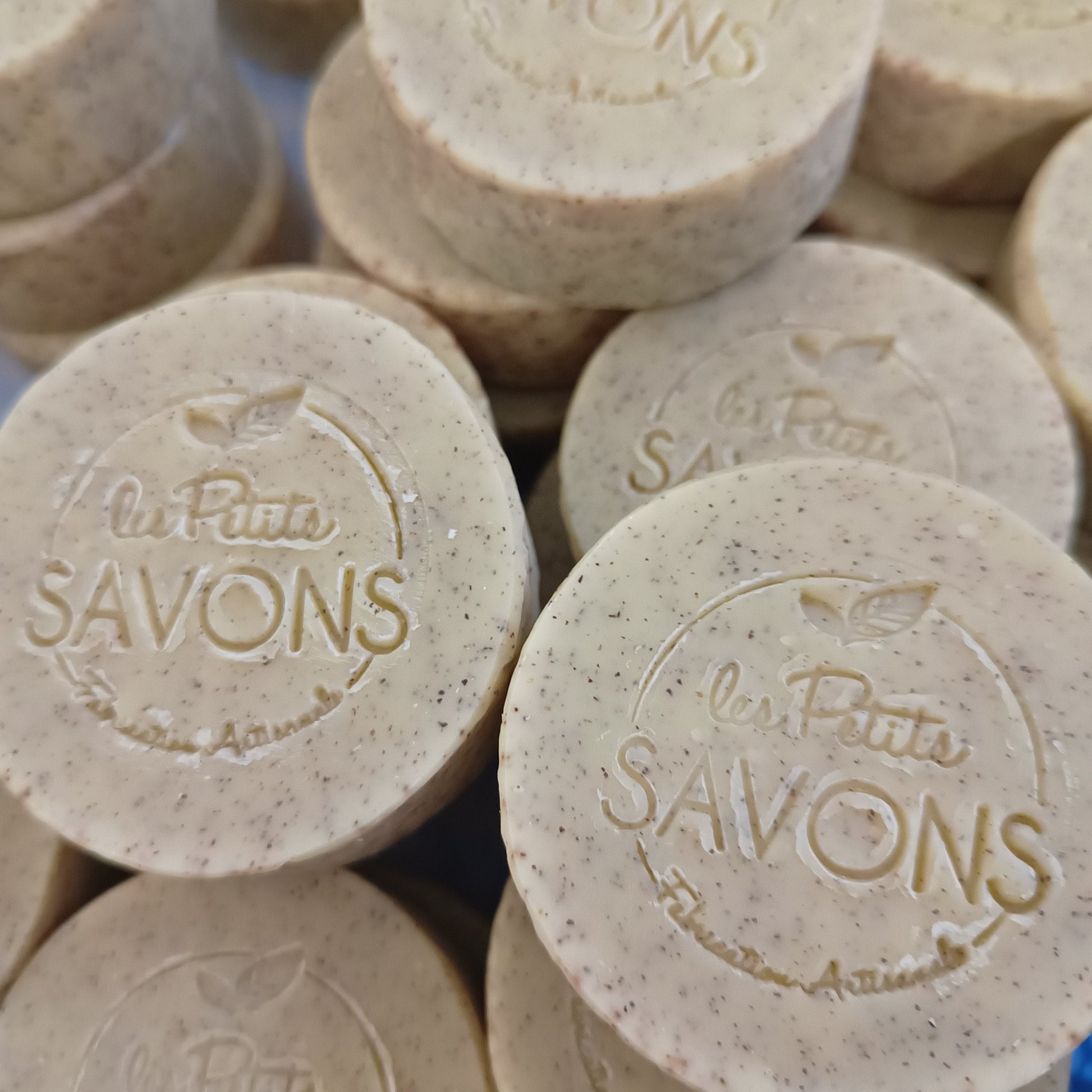 savon naturel surgras poivre gommant rond forme savonnette - Les Petits Savons