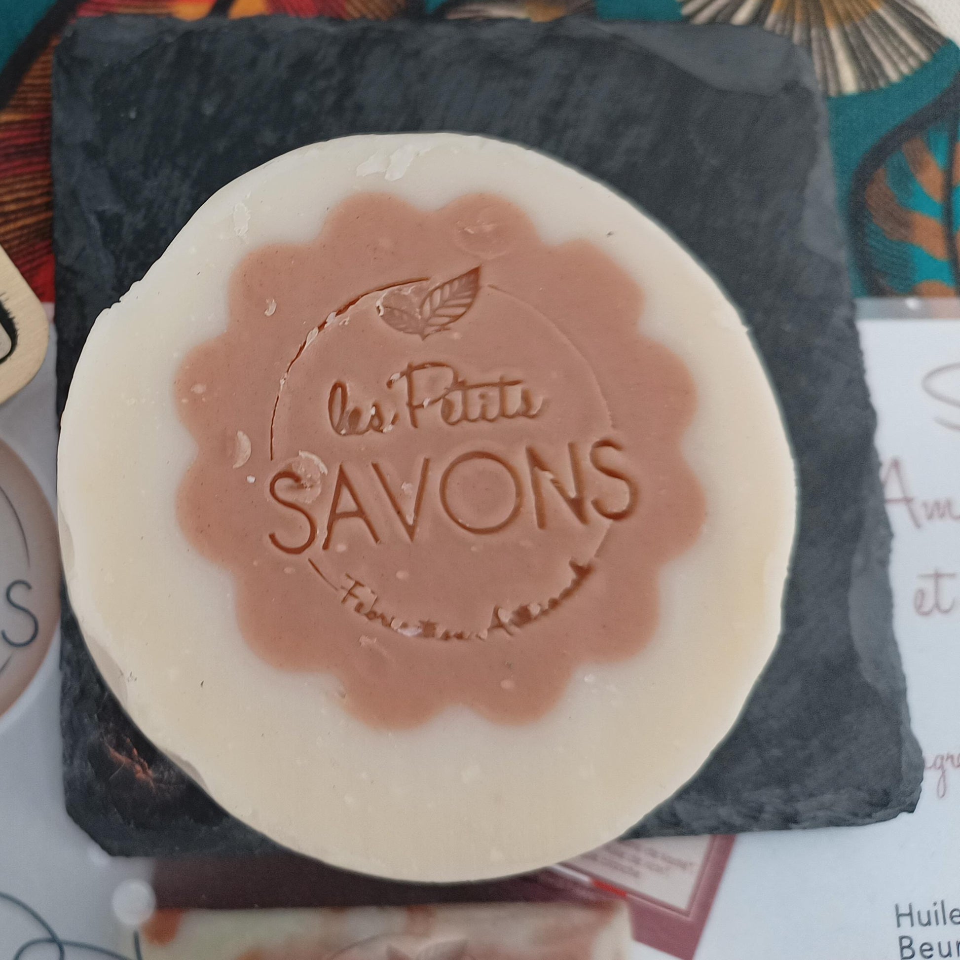 Savon naturel saponifie a froid amande douce et argile - forme ronde - Les Petits Savons