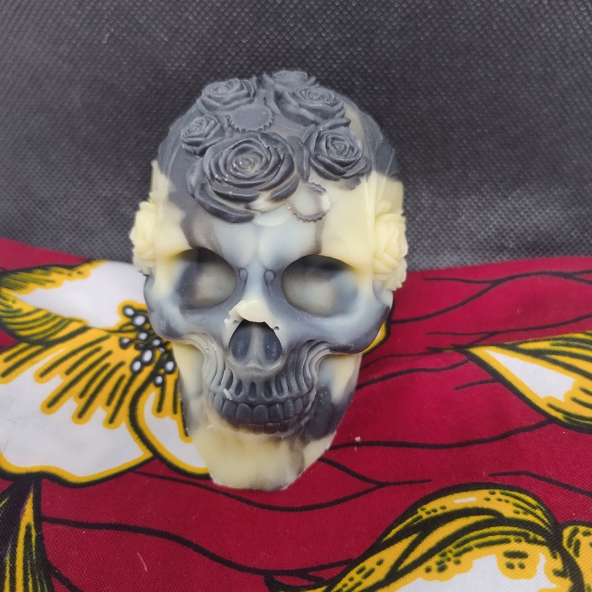 Savon naturel surgras avocat et charbon forme de tête de mort à fleurs - les petits savons