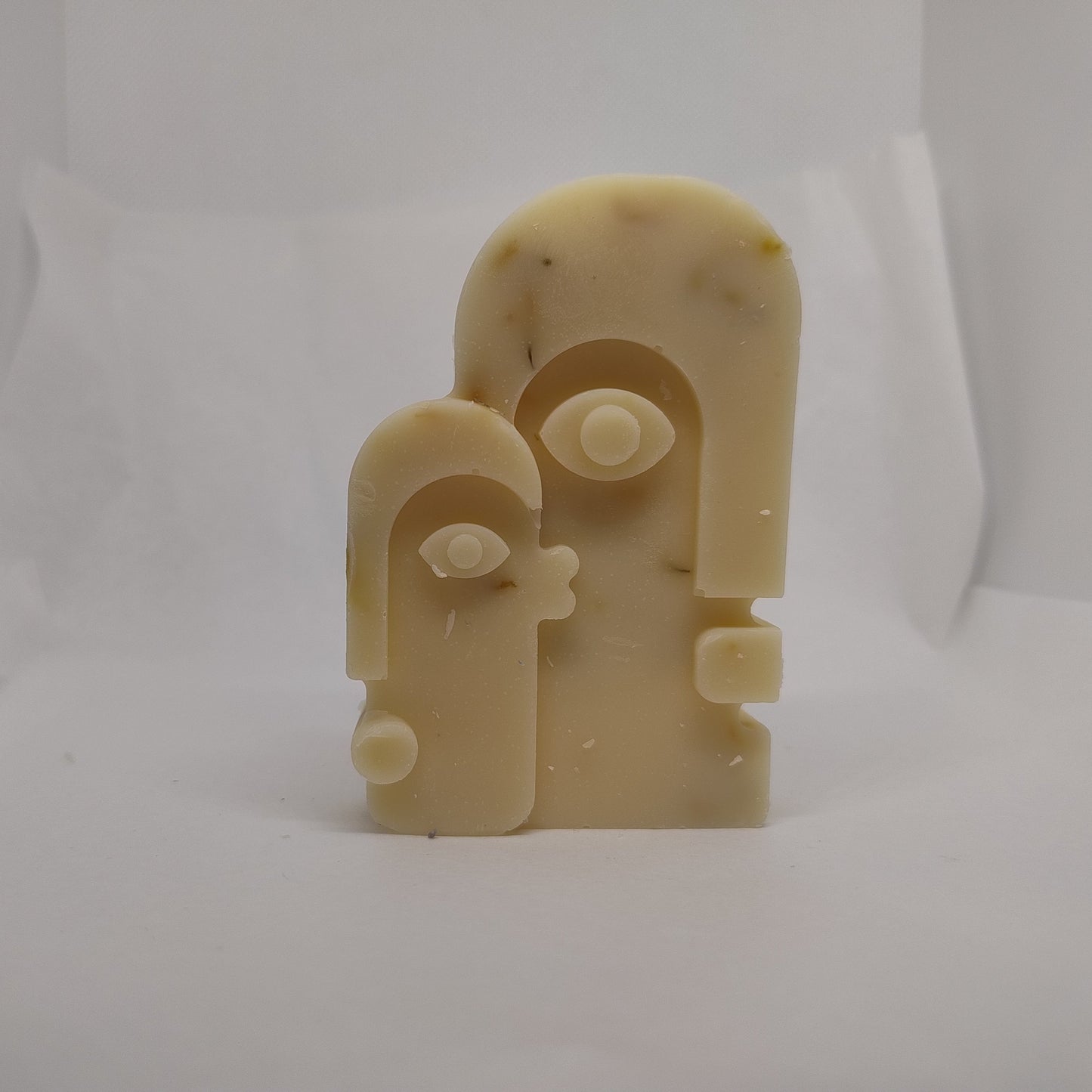 Savon naturel surgras au lait et calendula en forme de double tete - les petits savons