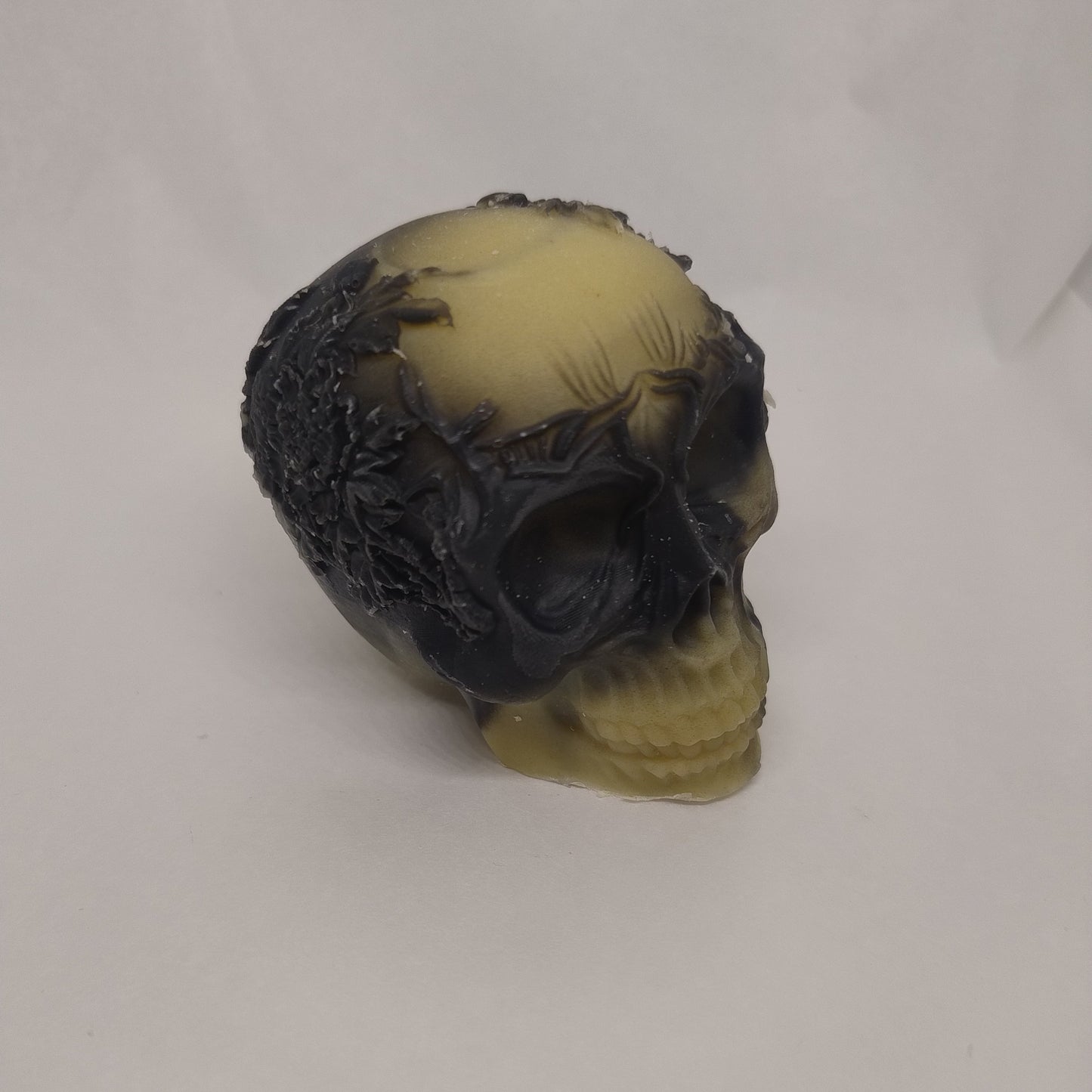 Savon naturel surgras avocat et charbon en forme de tete de mort avec une couronne de fleurs - Les Petits Savons