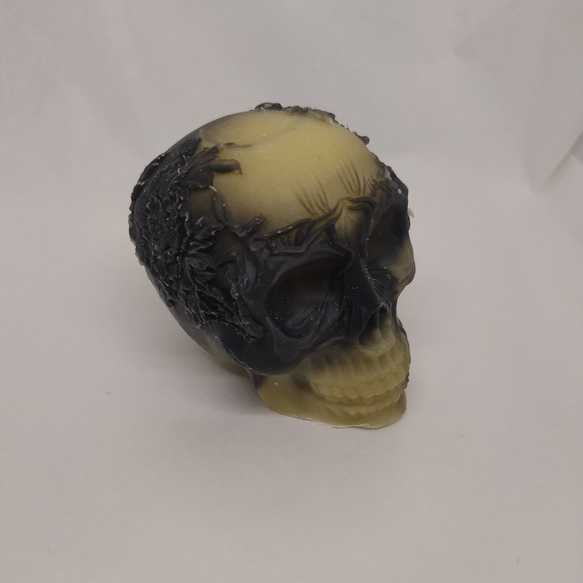 Savon naturel surgras avocat et charbon en forme de tete de mort avec une couronne de fleurs - Les Petits Savons