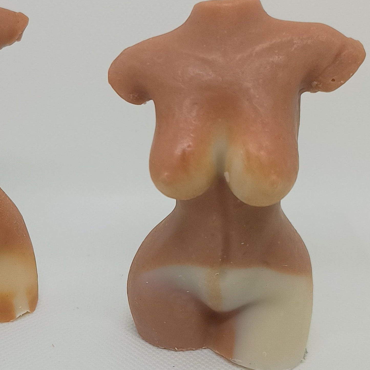Savon naturel surgras amande douce argile sans huile essentielle forme buste femme - Les Petits Savons
