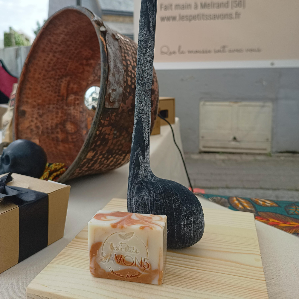 Presentation de savon artisanal fait main sur un marché