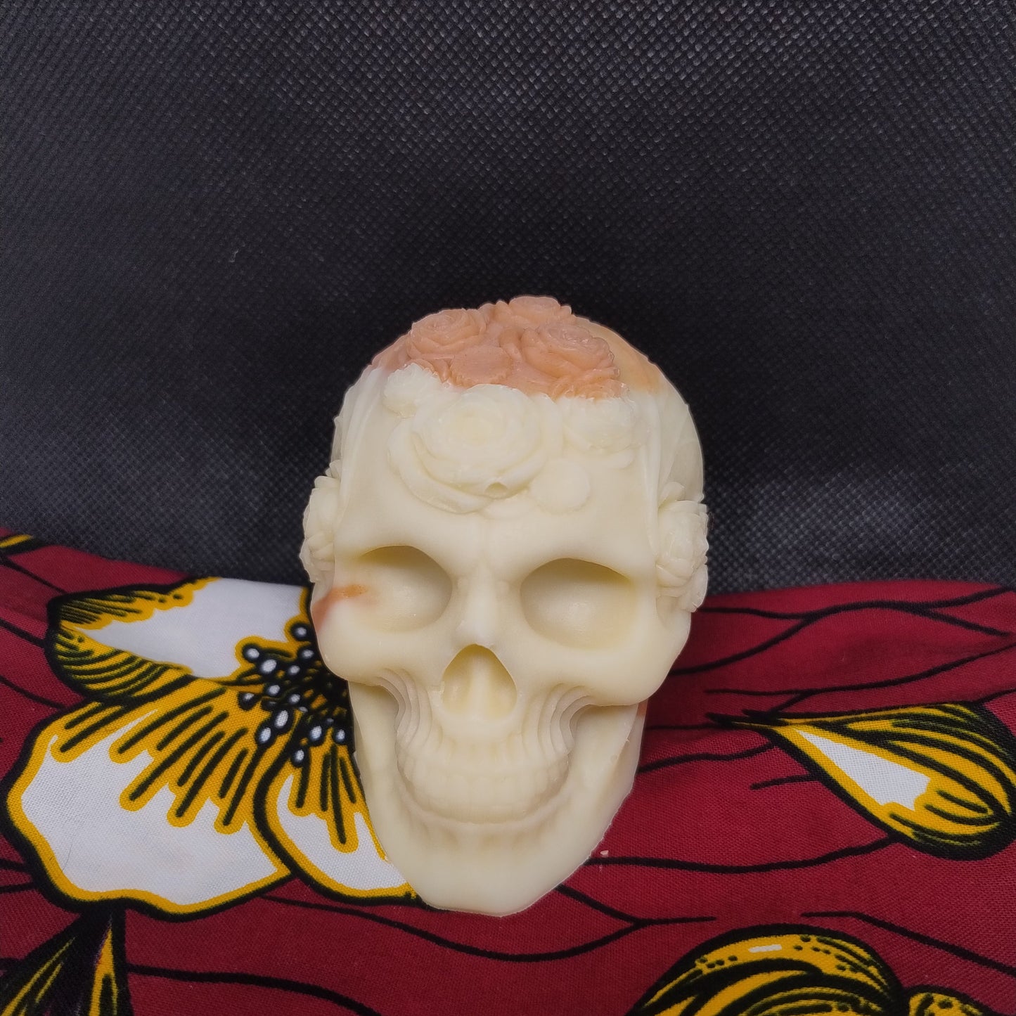 Savon naturel surgras en forme de petite tête de mort fleurie amande douce & argiles - Les Petits Savons