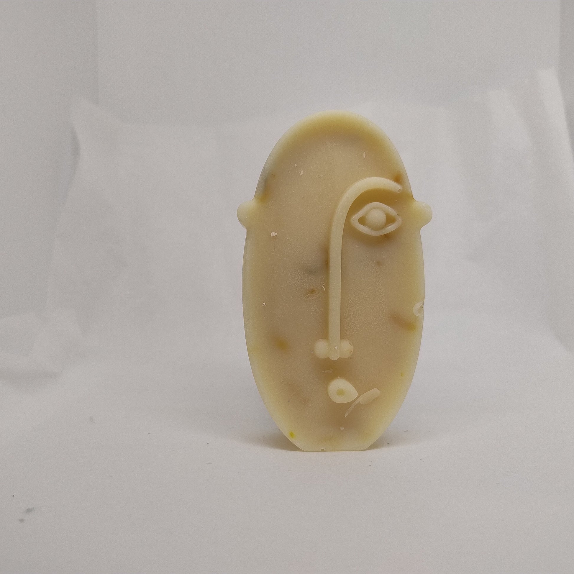 Savon naturel surgras au lait et calendula en forme de tete allongee - Les Petits Savons