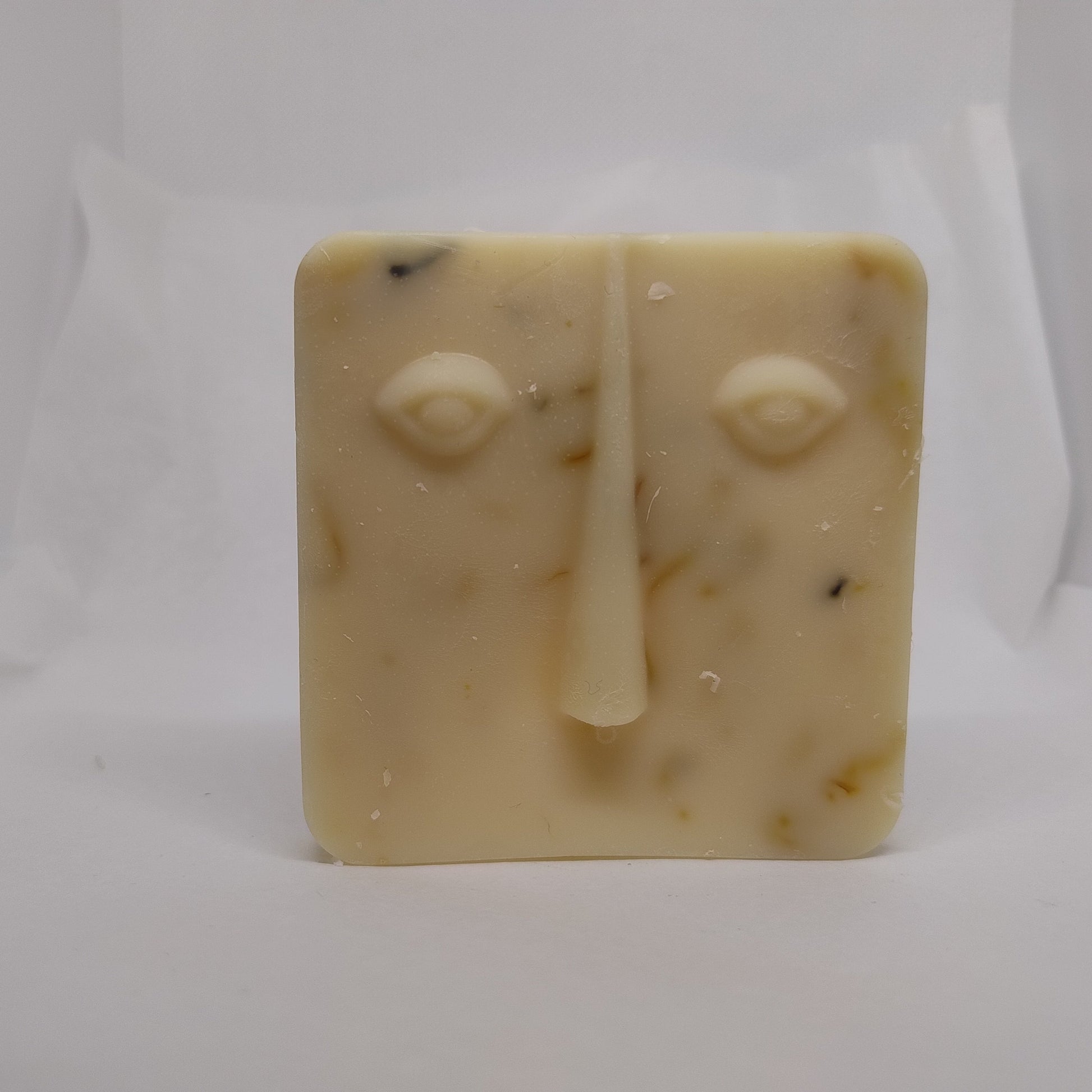 Savon surgras naturel au lait et calendula carre en forme de tete - Les Petits Savons