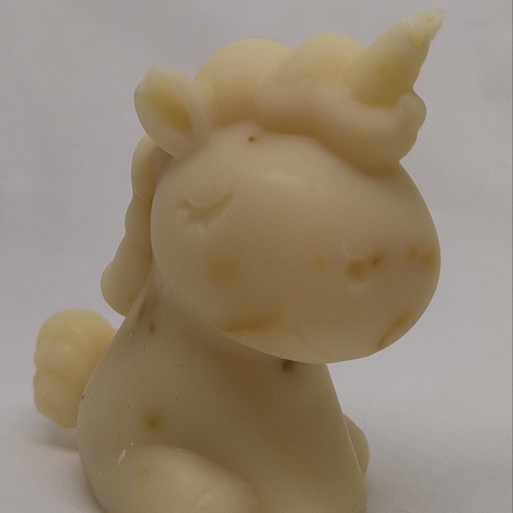 Savon naturel en forme de licorne saponification à froid