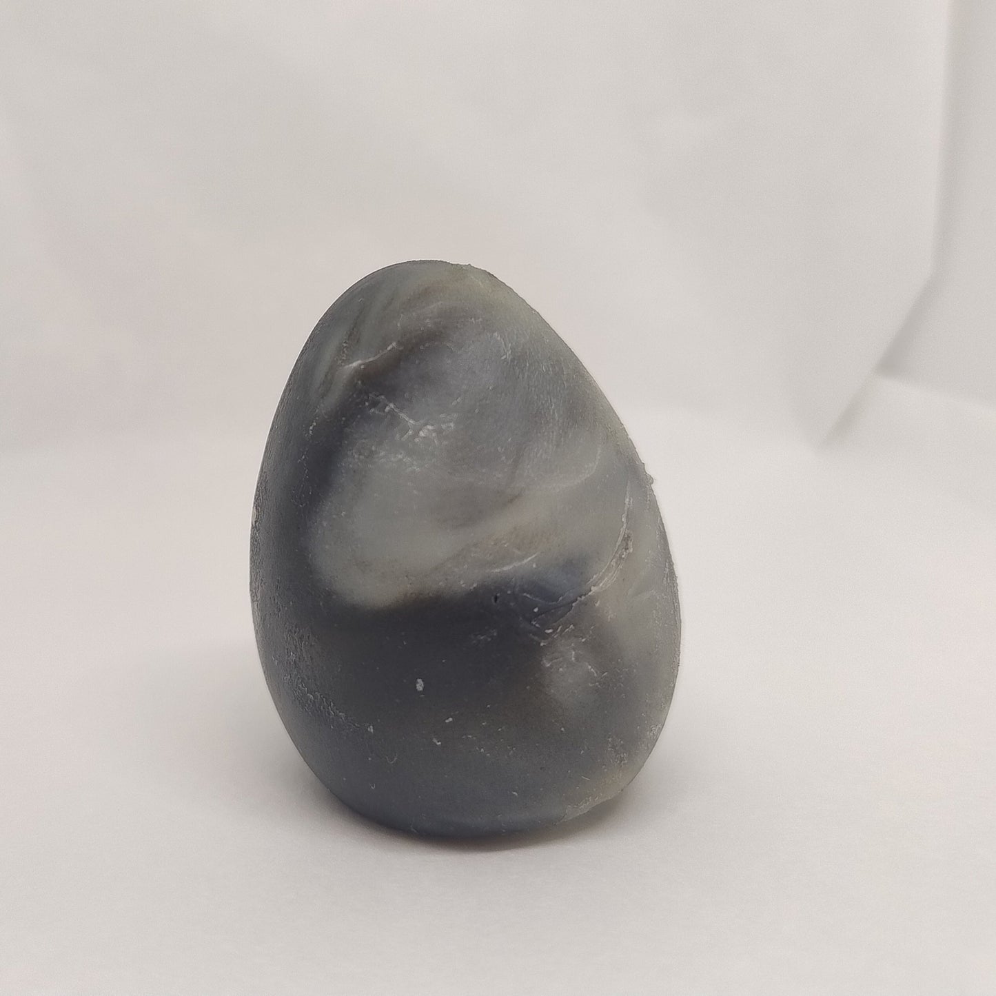 Savon naturel surgras avocat et charbon forme oeuf