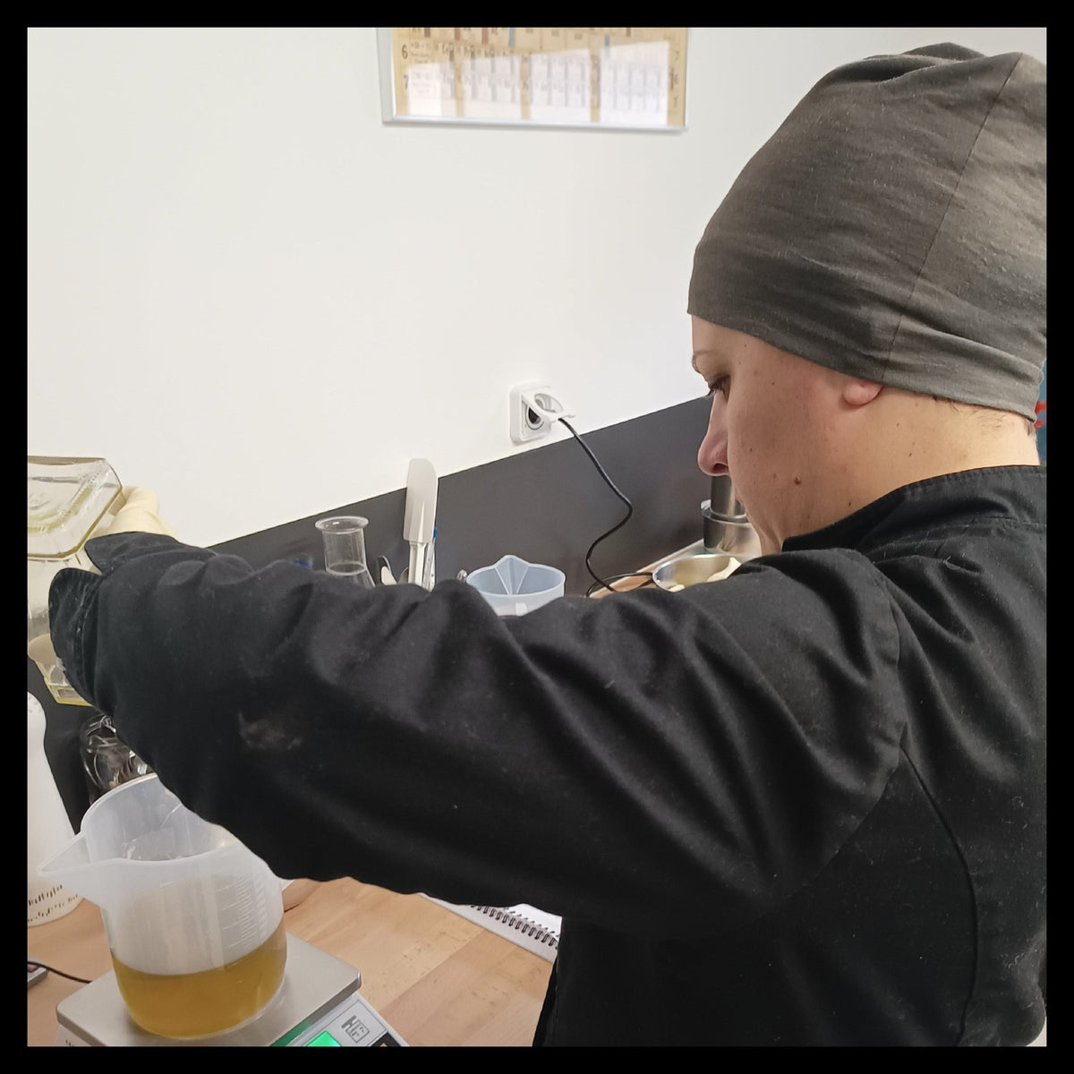 artisane fabrique un savon à froid