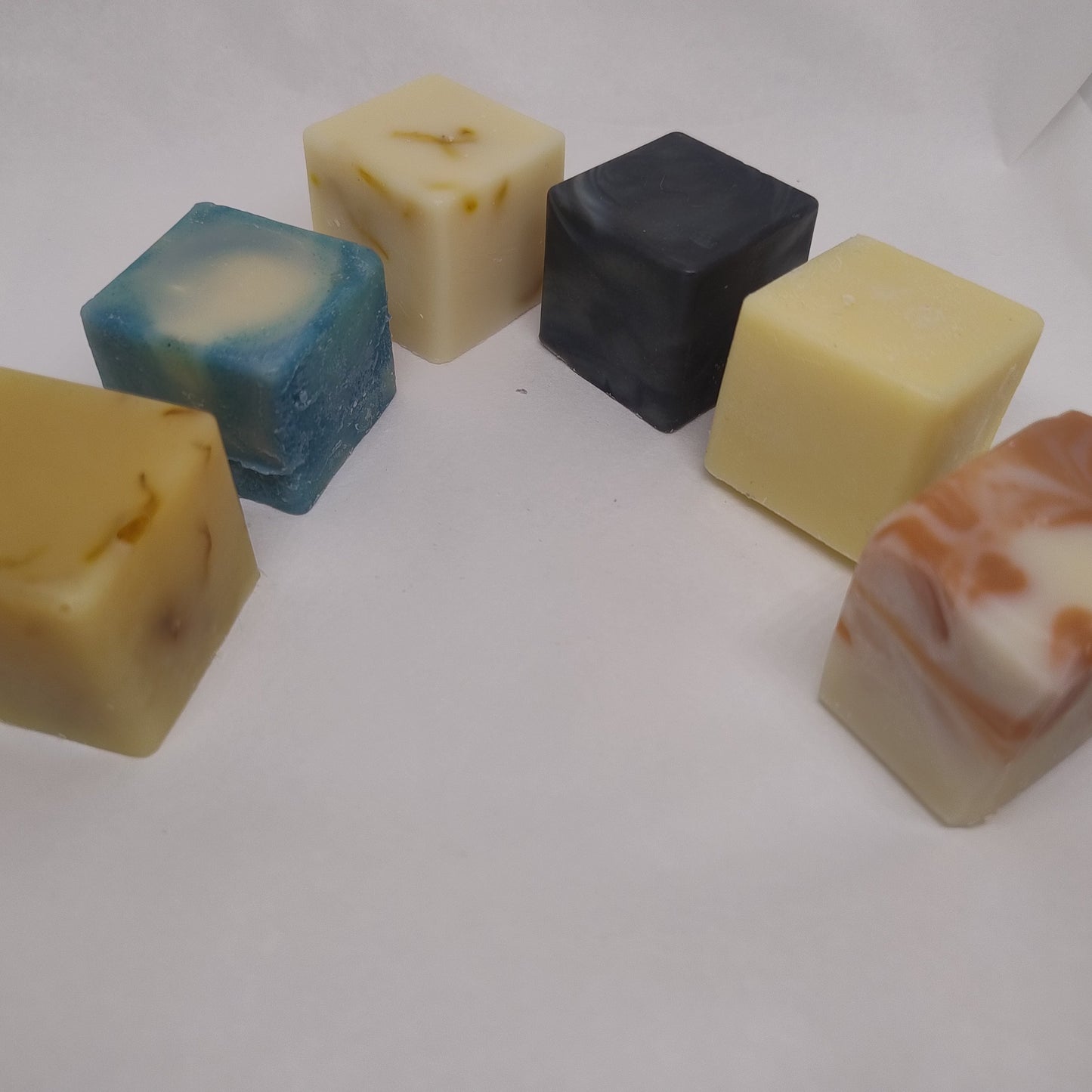 Savon naturel surgras en forme de cube panaché