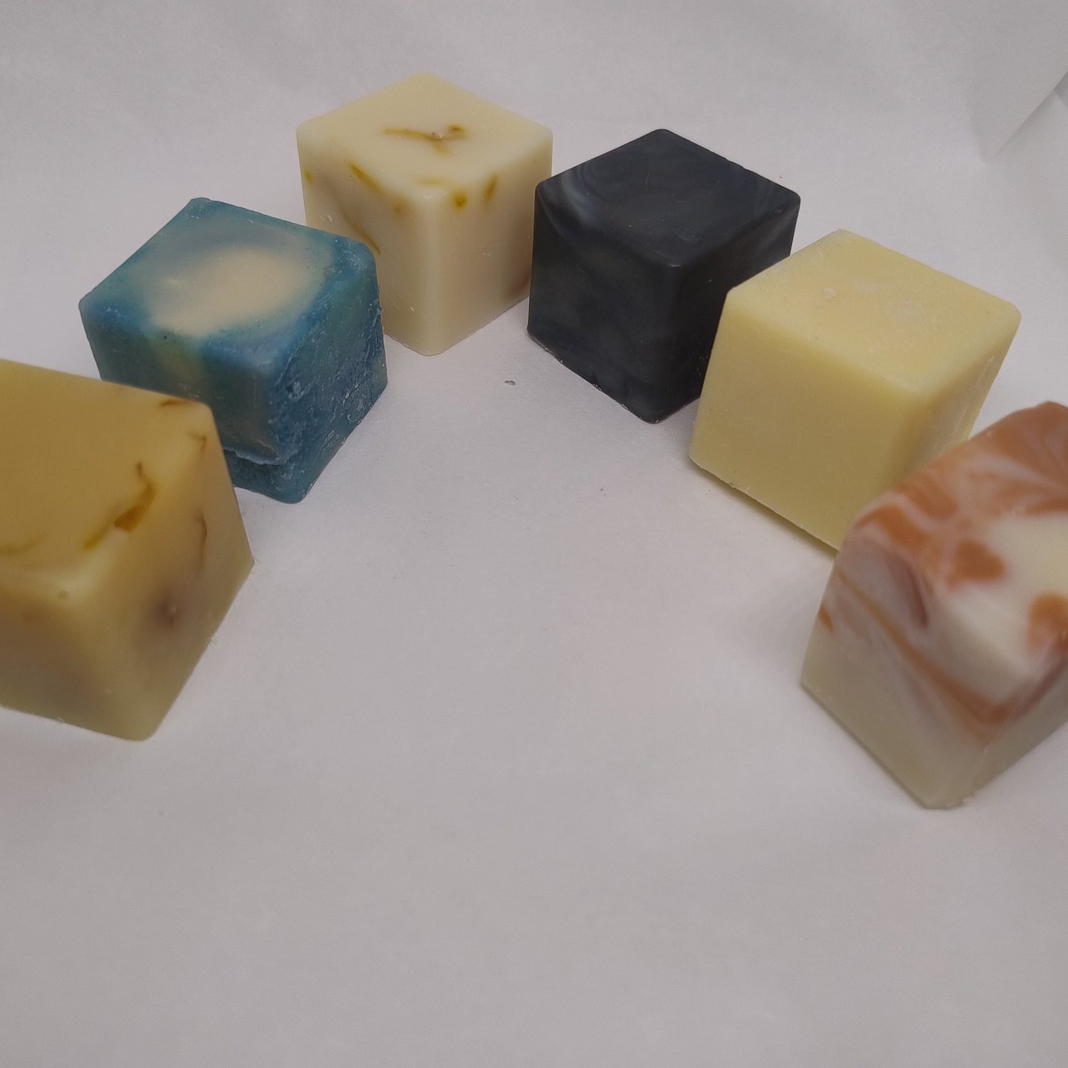 Savon naturel surgras en forme de cube panaché